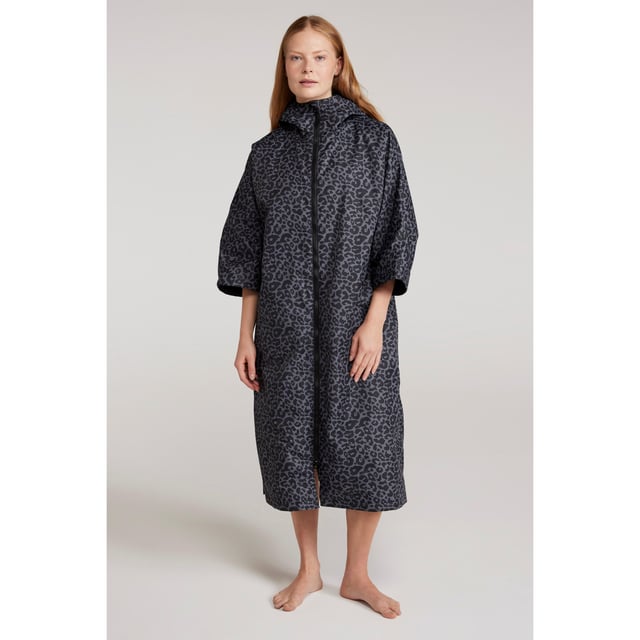 100% Polyester. Voering: Badstof. Ontwerp: Logo. Stoftechnologie: Duurzaam, DWR Finish, Isotherm, Waterafstotend, Waterafstotend. Halslijn: Kapitein. Mouwtype: Met lange mouwen. Functies van de kap: Aanpasbaar. Lengte: Lang. Zakken: 2 Zijzakken. Bevestiging: Ten voeten uit, ritssluiting. Zonneschatting: UPF 50+. S: 35 in. M: 39 in. L: 44 in. XL: 50 in.