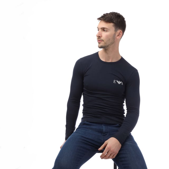 Wir bieten Ihnen ein stilvolles Herren-Longsleeve von Emporio Armani an. Dieses Basic-Longsleeve verfügt über einen klassischen Rundhalsausschnitt und lange Ärmel. Die elastische Stoffqualität sorgt für hohen Tragekomfort und Bewegungsfreiheit. Ein dezentes Label-Detail verleiht dem Longsleeve eine elegante Note. Der figurbetonte Schnitt unterstreicht Ihre Silhouette und bietet eine perfekte Passform. Ideal für jeden Anlass, ob casual oder chic.