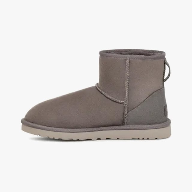 UGG CLASSIC MINI Mens Boots Dark Grey UGG UGG CLASSIC MINI Mens Boots Dark Grey
Upper Material: Suede/Sheepskin
Lining Material: Sheepskin
Sole Material: Synthetic
Closure/Fastening: Pull-On
Features: Comfort,Water Resistant,Lightweight,Warm Lining
Toe Shape: Round
Shoe Width: Regular
Item Weight: 0.4 KG
Heel Height: Low (2.5-4.9cm)
Shoe Shaft Height: Ankle
Boot Style: Ankle Boots
Gift Boxed: No
Product Code: 1002072-DGRY