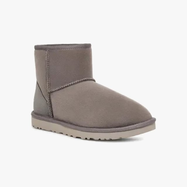 UGG CLASSIC MINI Mens Boots Dark Grey UGG UGG CLASSIC MINI Mens Boots Dark Grey
Upper Material: Suede/Sheepskin
Lining Material: Sheepskin
Sole Material: Synthetic
Closure/Fastening: Pull-On
Features: Comfort,Water Resistant,Lightweight,Warm Lining
Toe Shape: Round
Shoe Width: Regular
Item Weight: 0.4 KG
Heel Height: Low (2.5-4.9cm)
Shoe Shaft Height: Ankle
Boot Style: Ankle Boots
Gift Boxed: No
Product Code: 1002072-DGRY