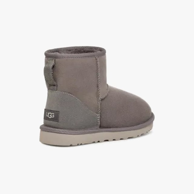 UGG CLASSIC MINI Mens Boots Dark Grey UGG UGG CLASSIC MINI Mens Boots Dark Grey
Upper Material: Suede/Sheepskin
Lining Material: Sheepskin
Sole Material: Synthetic
Closure/Fastening: Pull-On
Features: Comfort,Water Resistant,Lightweight,Warm Lining
Toe Shape: Round
Shoe Width: Regular
Item Weight: 0.4 KG
Heel Height: Low (2.5-4.9cm)
Shoe Shaft Height: Ankle
Boot Style: Ankle Boots
Gift Boxed: No
Product Code: 1002072-DGRY