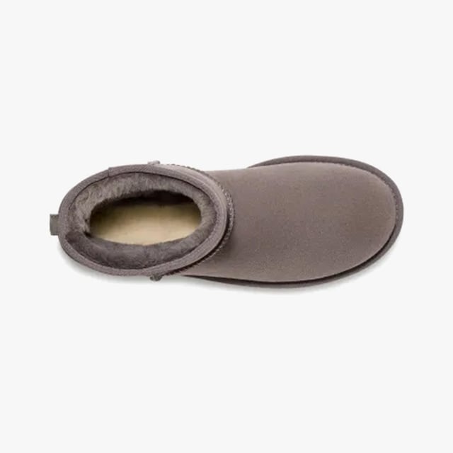 UGG CLASSIC MINI Mens Boots Dark Grey UGG UGG CLASSIC MINI Mens Boots Dark Grey
Upper Material: Suede/Sheepskin
Lining Material: Sheepskin
Sole Material: Synthetic
Closure/Fastening: Pull-On
Features: Comfort,Water Resistant,Lightweight,Warm Lining
Toe Shape: Round
Shoe Width: Regular
Item Weight: 0.4 KG
Heel Height: Low (2.5-4.9cm)
Shoe Shaft Height: Ankle
Boot Style: Ankle Boots
Gift Boxed: No
Product Code: 1002072-DGRY
