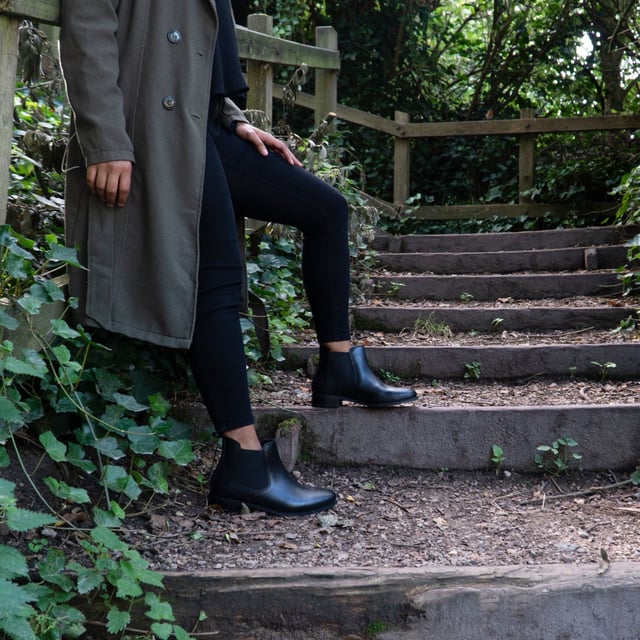 Shuperb Shuperb PIPPA Womens Leather Chelsea Boots Black

 Upper Material: Leather

Closure/Fastening: Pull-On

Features: Comfort

Toe Shape: Round

Shoe Width: Regular

Item Weight: 0.9 KG

Heel Height: Flat (Under 2.5cm)

Shoe Shaft Height: Ankle

Boot Style: Chelsea

Gift Boxed: No
Product Code: PIPPA-A