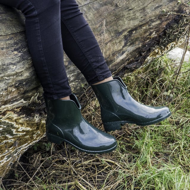 Mud Dogs Mud Dogs PAOLA Womens Dog Walking Boots Green

 Upper Material: Synthetic

Lining Material: Unlined

Sole Material: PVC

Closure/Fastening: Pull-On

Features: Waterproof,Warm Lining

Toe Shape: Round

Shoe Width: Regular

Item Weight: 0.8 KG

Heel Height: Flat (Under 2.5cm)

Shoe Shaft Height: Ankle

Boot Style: Wellies

Gift Boxed: No
Product Code: PAOLA-GRN