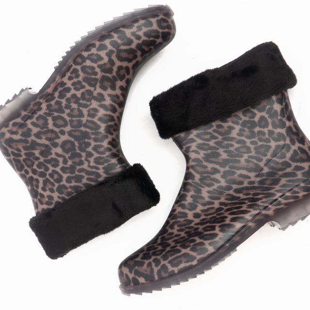 Mud Dogs Mud Dogs LINA Womens Warm Lined Boots Leopard

 Upper Material: Synthetic

Lining Material: Faux Fur

Sole Material: PVC

Closure/Fastening: Pull-On

Features: Waterproof,Warm Lining

Toe Shape: Round

Shoe Width: Regular

Item Weight: 0.8 KG

Heel Height: Flat (Under 2.5cm)

Shoe Shaft Height: Ankle

Boot Style: Wellies

Gift Boxed: No
Product Code: LINA-LEO