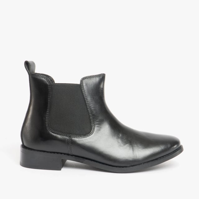 Shuperb Shuperb PIPPA Womens Leather Chelsea Boots Black

 Upper Material: Leather

Closure/Fastening: Pull-On

Features: Comfort

Toe Shape: Round

Shoe Width: Regular

Item Weight: 0.9 KG

Heel Height: Flat (Under 2.5cm)

Shoe Shaft Height: Ankle

Boot Style: Chelsea

Gift Boxed: No
Product Code: PIPPA-A