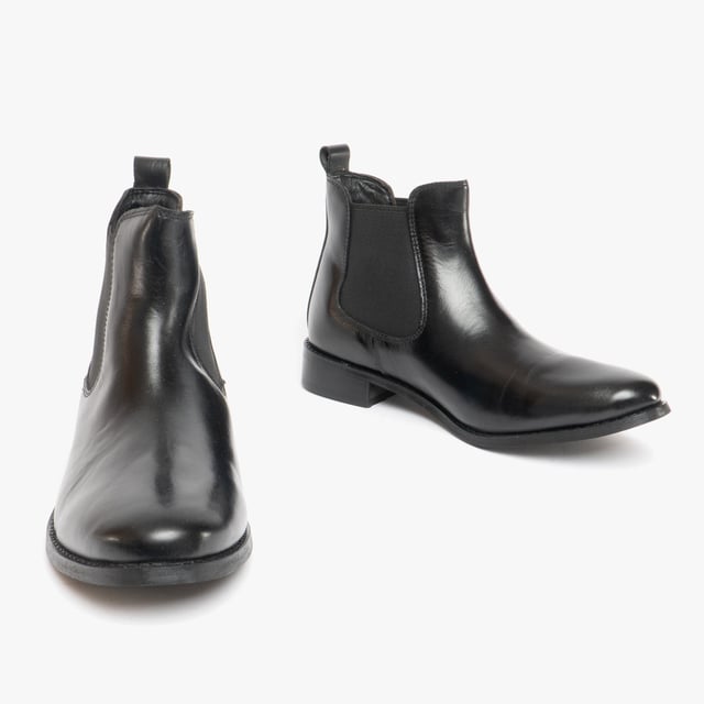 Shuperb Shuperb PIPPA Womens Leather Chelsea Boots Black

 Upper Material: Leather

Closure/Fastening: Pull-On

Features: Comfort

Toe Shape: Round

Shoe Width: Regular

Item Weight: 0.9 KG

Heel Height: Flat (Under 2.5cm)

Shoe Shaft Height: Ankle

Boot Style: Chelsea

Gift Boxed: No
Product Code: PIPPA-A
