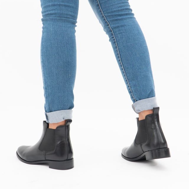 Shuperb Shuperb PIPPA Womens Leather Chelsea Boots Black

 Upper Material: Leather

Closure/Fastening: Pull-On

Features: Comfort

Toe Shape: Round

Shoe Width: Regular

Item Weight: 0.9 KG

Heel Height: Flat (Under 2.5cm)

Shoe Shaft Height: Ankle

Boot Style: Chelsea

Gift Boxed: No
Product Code: PIPPA-A