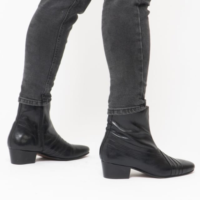 Club Cubano Club Cubano SALVATORE Mens Leather Cuban Heel Boots Black

 Upper Material: Leather

Lining Material: Leather

Sole Material: Leather

Closure/Fastening: Zip

Features: Comfort,Breathable

Heel Type: Cuban

Toe Shape: Chisel/Almond

Shoe Width: Regular

Item Weight: 1.2 KG

Heel Height: Low (2.5-4.9cm)

Shoe Shaft Height: Ankle

Boot Style: Cuban Boots

Gift Boxed: No
Product Code: 35197/19074-AL