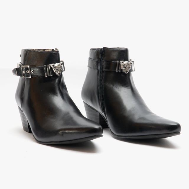 Club Cubano Club Cubano PAVEL Mens Leather Winklepicker Cuban Heel Boots Black

 Upper Material: Leather

Lining Material: Synthetic

Sole Material: Resin

Closure/Fastening: Zip

Features: Comfort,Breathable,Buckle

Heel Type: Cuban

Toe Shape: Point

Shoe Width: Regular

Item Weight: 1.2 KG

Heel Height: Low (2.5-4.9cm)

Shoe Shaft Height: Ankle

Boot Style: Cuban Boots

Gift Boxed: No
Product Code: 19100-AL