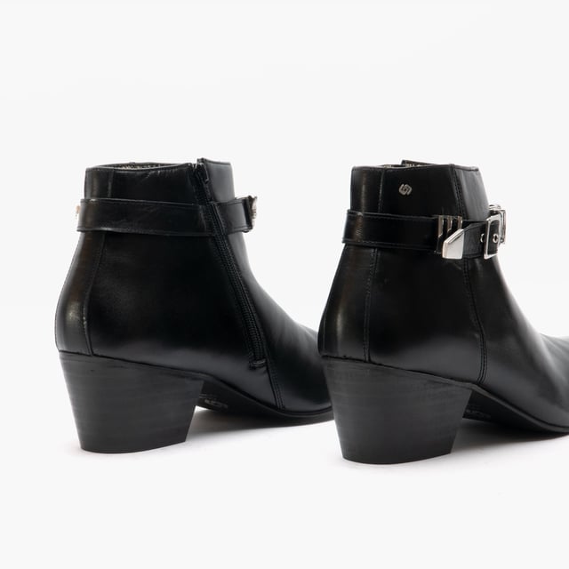 Club Cubano Club Cubano PAVEL Mens Leather Winklepicker Cuban Heel Boots Black

 Upper Material: Leather

Lining Material: Synthetic

Sole Material: Resin

Closure/Fastening: Zip

Features: Comfort,Breathable,Buckle

Heel Type: Cuban

Toe Shape: Point

Shoe Width: Regular

Item Weight: 1.2 KG

Heel Height: Low (2.5-4.9cm)

Shoe Shaft Height: Ankle

Boot Style: Cuban Boots

Gift Boxed: No
Product Code: 19100-AL