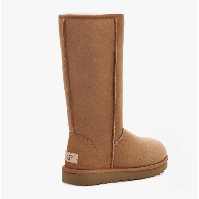 UGG CLASSIC TALL II Womens Sheepskin Boots Chestnut UGG UGG CLASSIC TALL II Womens Sheepskin Boots Chestnut
Upper Material: Sheepskin
Closure/Fastening: Pull-On
Features: Warm Lining
Toe Shape: Round
Shoe Width: Regular
Item Weight: 1 KG
Heel Height: Flat (Under 2.5cm)
Boot Style: Shearling Boots
Gift Boxed: No
Product Code: 1016224-CHE