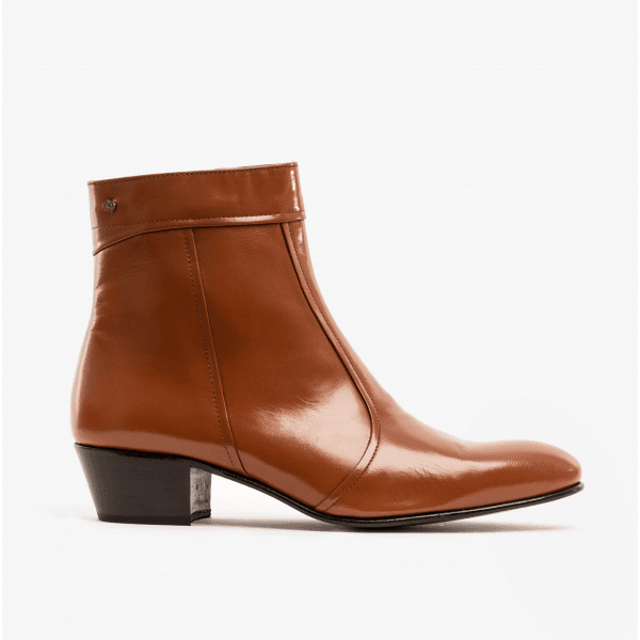 Club Cubano EMMANUEL Mens Smooth Leather Cuban Heel Boots Cognac


 Upper Material: Leather

Lining Material: Leather

Sole Material: Leather

Closure/Fastening: Zip

Features: Comfort,Breathable

Heel Type: Cuban

Toe Shape: cChisel/Almond

Shoe Width: Regular

Item Weight: 1.2 KG

Heel Height: Low (2.5-4.9cm)

Shoe Shaft Height: Ankle

Boot Style: Cuban Boots

Gift Boxed: No

Product Code: EMMANUEL-COGNAC