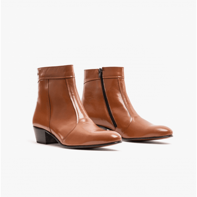 Club Cubano EMMANUEL Mens Smooth Leather Cuban Heel Boots Cognac


 Upper Material: Leather

Lining Material: Leather

Sole Material: Leather

Closure/Fastening: Zip

Features: Comfort,Breathable

Heel Type: Cuban

Toe Shape: cChisel/Almond

Shoe Width: Regular

Item Weight: 1.2 KG

Heel Height: Low (2.5-4.9cm)

Shoe Shaft Height: Ankle

Boot Style: Cuban Boots

Gift Boxed: No

Product Code: EMMANUEL-COGNAC