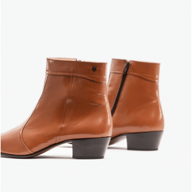 Club Cubano EMMANUEL Mens Smooth Leather Cuban Heel Boots Cognac


 Upper Material: Leather

Lining Material: Leather

Sole Material: Leather

Closure/Fastening: Zip

Features: Comfort,Breathable

Heel Type: Cuban

Toe Shape: cChisel/Almond

Shoe Width: Regular

Item Weight: 1.2 KG

Heel Height: Low (2.5-4.9cm)

Shoe Shaft Height: Ankle

Boot Style: Cuban Boots

Gift Boxed: No

Product Code: EMMANUEL-COGNAC