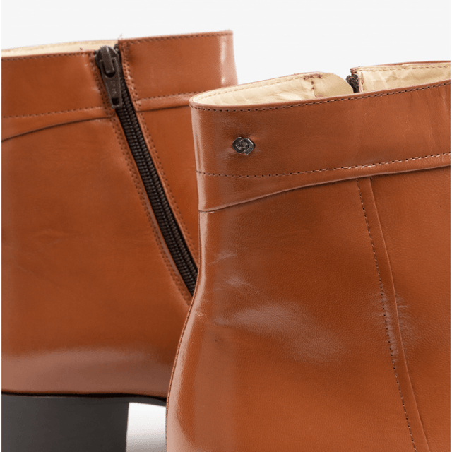 Club Cubano EMMANUEL Mens Smooth Leather Cuban Heel Boots Cognac


 Upper Material: Leather

Lining Material: Leather

Sole Material: Leather

Closure/Fastening: Zip

Features: Comfort,Breathable

Heel Type: Cuban

Toe Shape: cChisel/Almond

Shoe Width: Regular

Item Weight: 1.2 KG

Heel Height: Low (2.5-4.9cm)

Shoe Shaft Height: Ankle

Boot Style: Cuban Boots

Gift Boxed: No

Product Code: EMMANUEL-COGNAC