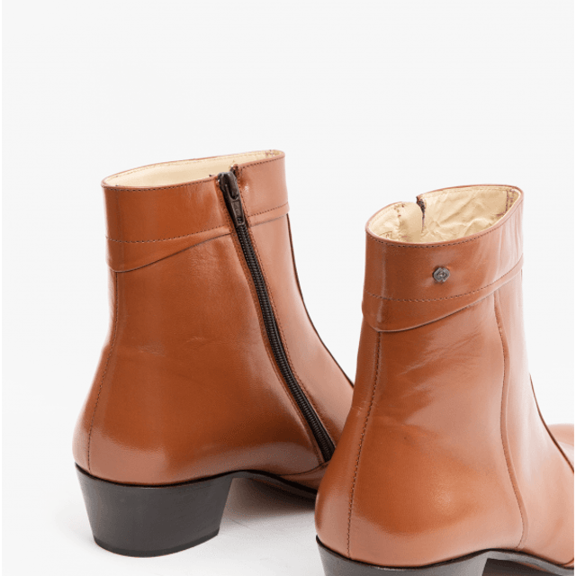 Club Cubano EMMANUEL Mens Smooth Leather Cuban Heel Boots Cognac


 Upper Material: Leather

Lining Material: Leather

Sole Material: Leather

Closure/Fastening: Zip

Features: Comfort,Breathable

Heel Type: Cuban

Toe Shape: cChisel/Almond

Shoe Width: Regular

Item Weight: 1.2 KG

Heel Height: Low (2.5-4.9cm)

Shoe Shaft Height: Ankle

Boot Style: Cuban Boots

Gift Boxed: No

Product Code: EMMANUEL-COGNAC