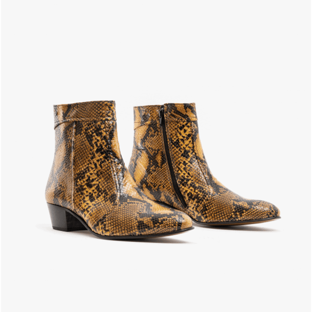 Club Cubano Club Cubano EMMANUEL Mens Snakeprint Leather Cuban Heel Boots Amarillo

 Upper Material: Leather

Lining Material: Leather

Sole Material: Leather

Closure/Fastening: Zip

Features: Comfort,Breathable

Heel Type: Cuban

Toe Shape: Chisel/Almond

Shoe Width: Regular

Item Weight: 1.2 KG

Heel Height: Low (2.5-4.9cm)

Shoe Shaft Height: Ankle

Boot Style: Cuban Boots

Gift Boxed: No
Product Code: EMMANUEL-AMARILLO