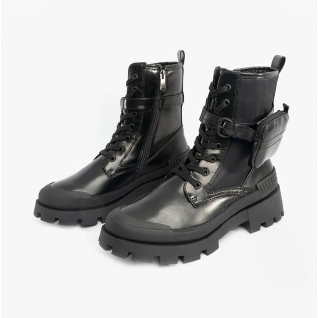 Marco Tozzi Marco Tozzi 25220-29-012 Womens Boots Black Brush

 Upper Material: Synthetic

Lining Material: Textile

Sole Material: Rubber

Closure/Fastening: Lace-Up

Features: Comfort

Toe Shape: Round

Shoe Width: Regular

Item Weight: 1 KG

Heel Height: Flat (Under 2.5cm)

Boot Style: Combat

Gift Boxed: No
Product Code: 25220-29-012