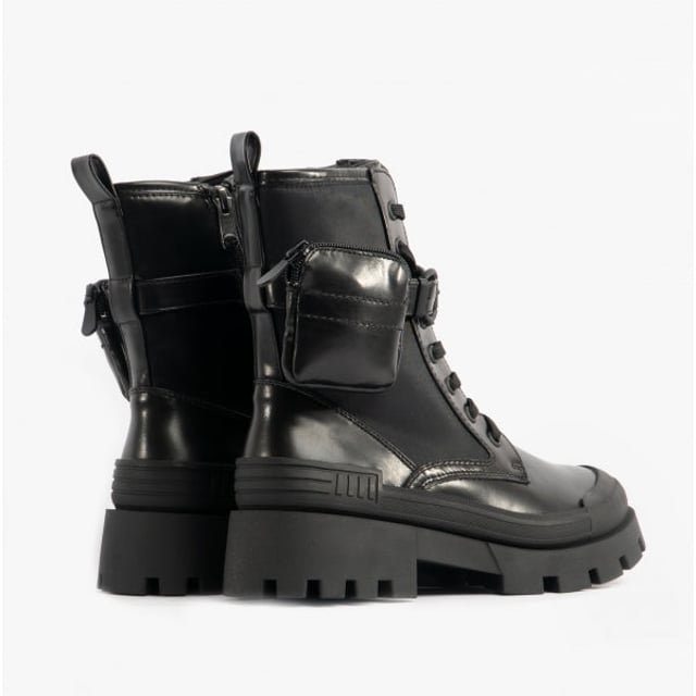 Marco Tozzi Marco Tozzi 25220-29-012 Womens Boots Black Brush

 Upper Material: Synthetic

Lining Material: Textile

Sole Material: Rubber

Closure/Fastening: Lace-Up

Features: Comfort

Toe Shape: Round

Shoe Width: Regular

Item Weight: 1 KG

Heel Height: Flat (Under 2.5cm)

Boot Style: Combat

Gift Boxed: No
Product Code: 25220-29-012