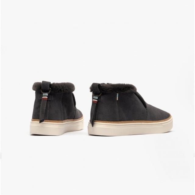 TOMS PAXTON Ladies Suede Slip On Dark Grey

 Upper Material: Suede

Sole Material: Synthetic

Closure/Fastening: Pull-On

Features: Comfort

Toe Shape: Round

Shoe Width: Regular

Item Weight: 0.999 KG

Heel Height: Flat (Under 2.5cm)

Boot Style: Ankle

Gift Boxed: No
Product Code: 10012386