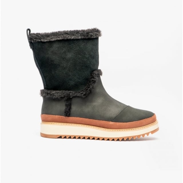 TOMS TOMS MAKENNA Womens Leather Boots Black

 Upper Material: Leather

Lining Material: Polyester

Sole Material: Synthetic

Closure/Fastening: Zip

Features: Comfort

Toe Shape: Round

Shoe Width: Regular

Item Weight: 0.5 KG

Heel Height: Flat (Under 2.5cm)

Boot Style: Shearling,Snow Boot

Gift Boxed: No
Product Code: 10016842