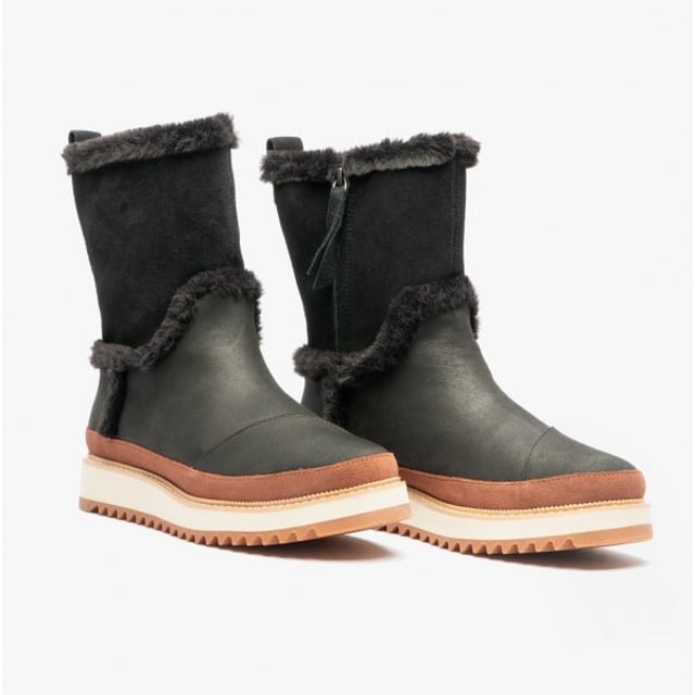 TOMS TOMS MAKENNA Womens Leather Boots Black

 Upper Material: Leather

Lining Material: Polyester

Sole Material: Synthetic

Closure/Fastening: Zip

Features: Comfort

Toe Shape: Round

Shoe Width: Regular

Item Weight: 0.5 KG

Heel Height: Flat (Under 2.5cm)

Boot Style: Shearling,Snow Boot

Gift Boxed: No
Product Code: 10016842