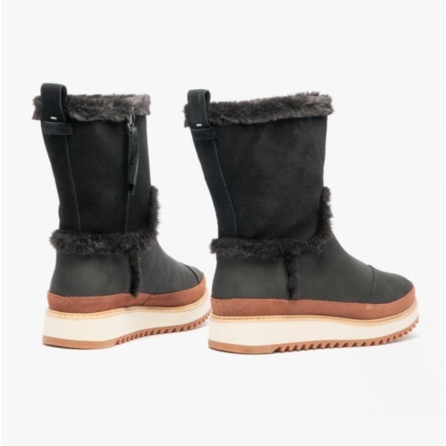 TOMS TOMS MAKENNA Womens Leather Boots Black

 Upper Material: Leather

Lining Material: Polyester

Sole Material: Synthetic

Closure/Fastening: Zip

Features: Comfort

Toe Shape: Round

Shoe Width: Regular

Item Weight: 0.5 KG

Heel Height: Flat (Under 2.5cm)

Boot Style: Shearling,Snow Boot

Gift Boxed: No
Product Code: 10016842