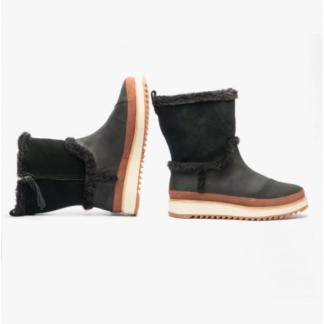 TOMS TOMS MAKENNA Womens Leather Boots Black

 Upper Material: Leather

Lining Material: Polyester

Sole Material: Synthetic

Closure/Fastening: Zip

Features: Comfort

Toe Shape: Round

Shoe Width: Regular

Item Weight: 0.5 KG

Heel Height: Flat (Under 2.5cm)

Boot Style: Shearling,Snow Boot

Gift Boxed: No
Product Code: 10016842