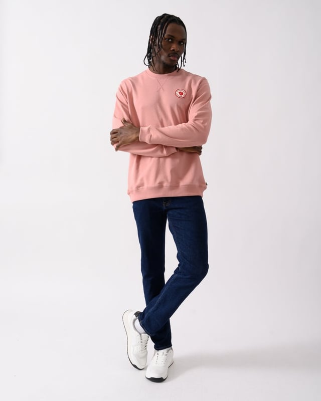 Men’s 1960 Logo Badge Sweater
Comfortable sweater made from 100% organic cotton with a round neckline and classic woven 1960 logo badge on the chest. Flat-locked seams with a ribbed collar, cuffs and hem. Inspired by best-selling Vardag Sweater, this is bound to become a popular everyday favourite.

Sweater made from 100% organic cotton.
Round, ribbed neckline and flat-locked seams.
Ribbed cuffs and hem.
1960 logo badge on the chest.
100% cotton (organic)
Organic cotton, Produced without PFCs
Regular Fit
Packable
40°C mild process
do not dry clean
do not tumble dry
do not bleach
iron 2 dots - Max 150°C
wash with similar colours

F87163