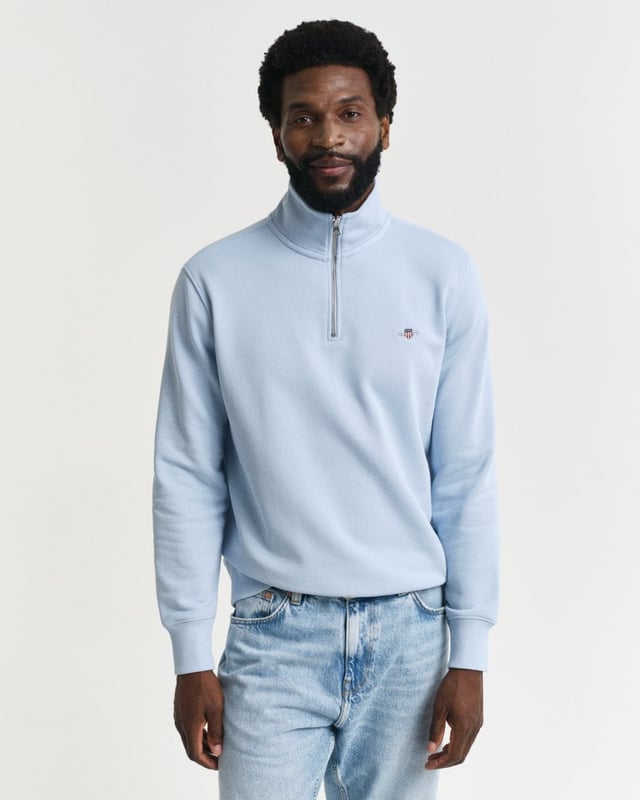 Featuring a small embroidered patch on the chest, this half-zip sweatshirt features soft ribbing at the hem and cuffs to create a fitted silhouette. This hard-wearing cotton-polyester blend is ideal for warming up your outfits for late summer evenings or cool autumn mornings.


Regular fit
Half-zip collar
Ribbed hem and cuffs
GANT graphic embroidered at chest



 87% cotton, 13% polyester 

2008005
