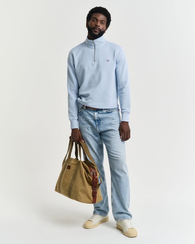 Featuring a small embroidered patch on the chest, this half-zip sweatshirt features soft ribbing at the hem and cuffs to create a fitted silhouette. This hard-wearing cotton-polyester blend is ideal for warming up your outfits for late summer evenings or cool autumn mornings.


Regular fit
Half-zip collar
Ribbed hem and cuffs
GANT graphic embroidered at chest



 87% cotton, 13% polyester 

2008005