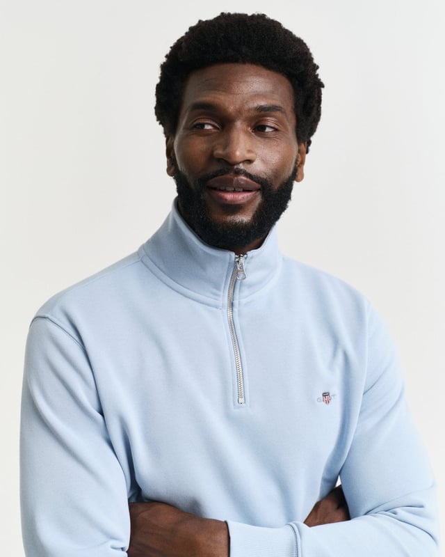 Featuring a small embroidered patch on the chest, this half-zip sweatshirt features soft ribbing at the hem and cuffs to create a fitted silhouette. This hard-wearing cotton-polyester blend is ideal for warming up your outfits for late summer evenings or cool autumn mornings.


Regular fit
Half-zip collar
Ribbed hem and cuffs
GANT graphic embroidered at chest



 87% cotton, 13% polyester 

2008005
