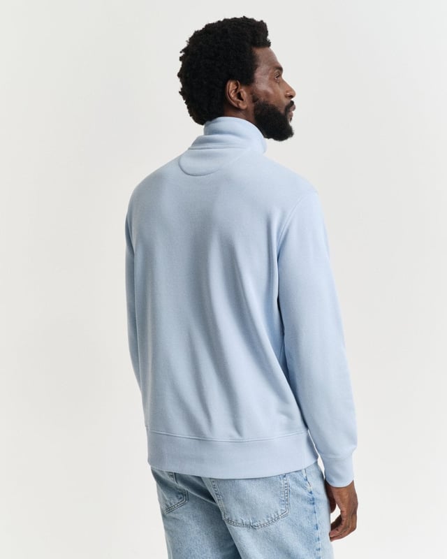 Featuring a small embroidered patch on the chest, this half-zip sweatshirt features soft ribbing at the hem and cuffs to create a fitted silhouette. This hard-wearing cotton-polyester blend is ideal for warming up your outfits for late summer evenings or cool autumn mornings.


Regular fit
Half-zip collar
Ribbed hem and cuffs
GANT graphic embroidered at chest



 87% cotton, 13% polyester 

2008005