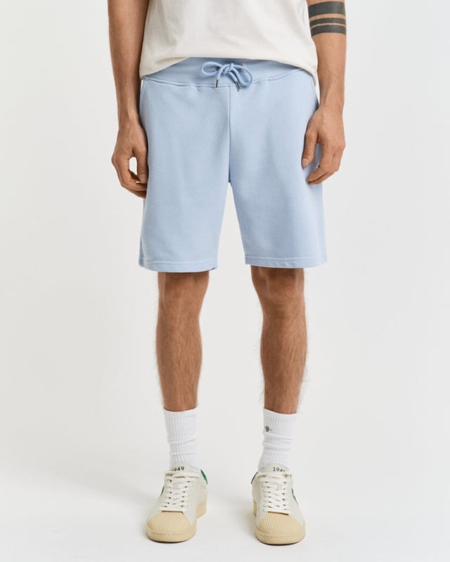  
 These classic sweat shorts are crafted from a soft cotton blend and come in a regular fit. They have a ribbed waistband for added comfort and feature two front pockets, a single back pocket, and a drawstring waist. 


Regular fit
Drawstring waist
Front pockets and back pocket
GANT graphic embroidered at left leg

 87% cotton, 13% polyester 

2009027
 