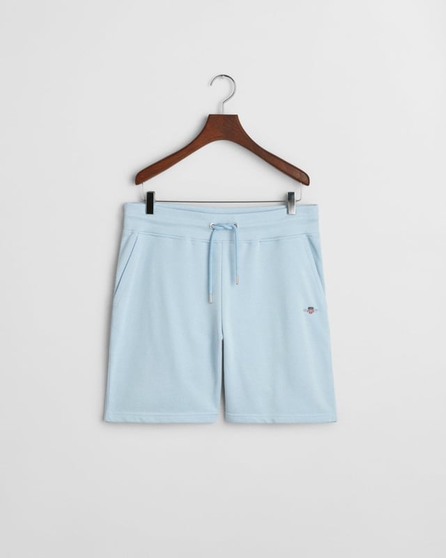  
 These classic sweat shorts are crafted from a soft cotton blend and come in a regular fit. They have a ribbed waistband for added comfort and feature two front pockets, a single back pocket, and a drawstring waist. 


Regular fit
Drawstring waist
Front pockets and back pocket
GANT graphic embroidered at left leg

 87% cotton, 13% polyester 

2009027
 