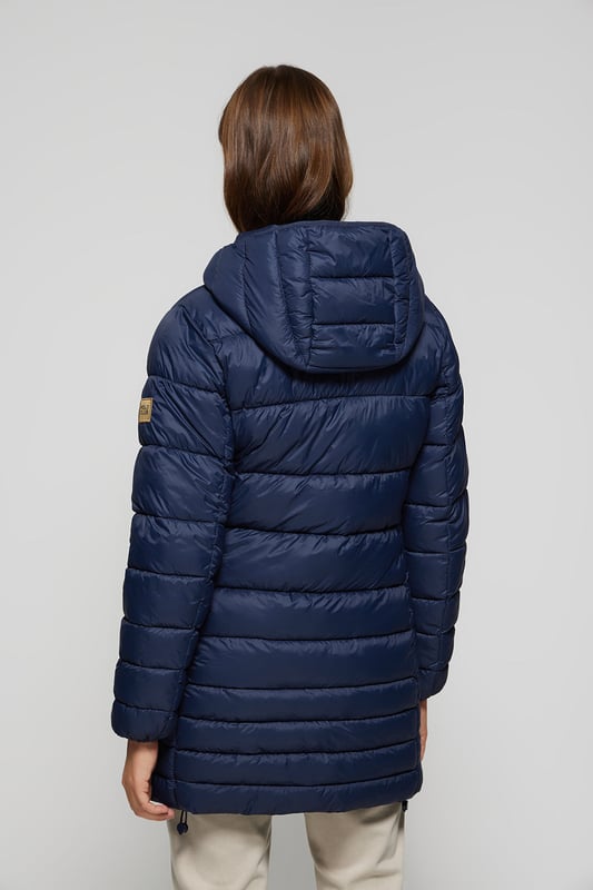 Der Mantel Corinne ist Teil unserer Ultralight-Damenkollektion. Dieser gesteppte Mantel mit abnehmbarer Kapuze ist aus recyceltem Polyester hergestellt. Wasserabweisend und mit warmer, ultraleichter Füllung, die zudem umweltfreundlich ist. Er verfügt über einen goldfarbenen Metallreißverschluss auf der Vorderseite mit personalisiertem Polo Club Zipper, zwei Seitentaschen und eine Innentasche mit Reißverschluss. Manschetten und Kapuze mit elastischen Bündchen mit Markenlogo für mehr Anpassungsfähigkeit. Abnehmbare Kapuze. Mit hochauflösendem Polo Club Textiletikett.