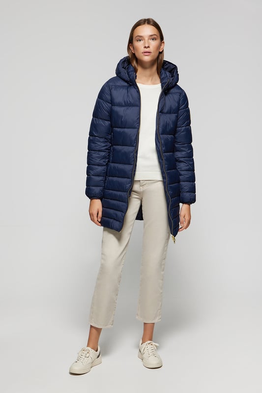Der Mantel Corinne ist Teil unserer Ultralight-Damenkollektion. Dieser gesteppte Mantel mit abnehmbarer Kapuze ist aus recyceltem Polyester hergestellt. Wasserabweisend und mit warmer, ultraleichter Füllung, die zudem umweltfreundlich ist. Er verfügt über einen goldfarbenen Metallreißverschluss auf der Vorderseite mit personalisiertem Polo Club Zipper, zwei Seitentaschen und eine Innentasche mit Reißverschluss. Manschetten und Kapuze mit elastischen Bündchen mit Markenlogo für mehr Anpassungsfähigkeit. Abnehmbare Kapuze. Mit hochauflösendem Polo Club Textiletikett.