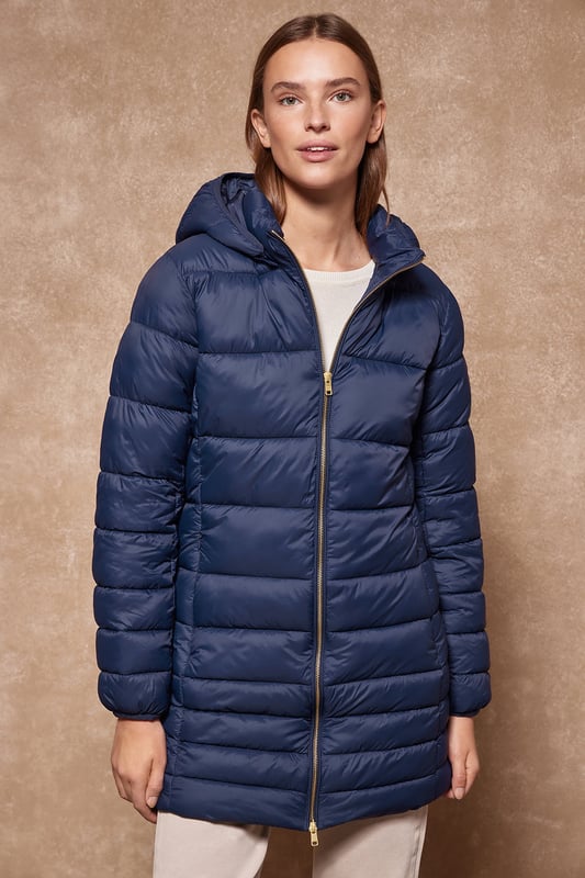 Der Mantel Corinne ist Teil unserer Ultralight-Damenkollektion. Dieser gesteppte Mantel mit abnehmbarer Kapuze ist aus recyceltem Polyester hergestellt. Wasserabweisend und mit warmer, ultraleichter Füllung, die zudem umweltfreundlich ist. Er verfügt über einen goldfarbenen Metallreißverschluss auf der Vorderseite mit personalisiertem Polo Club Zipper, zwei Seitentaschen und eine Innentasche mit Reißverschluss. Manschetten und Kapuze mit elastischen Bündchen mit Markenlogo für mehr Anpassungsfähigkeit. Abnehmbare Kapuze. Mit hochauflösendem Polo Club Textiletikett.