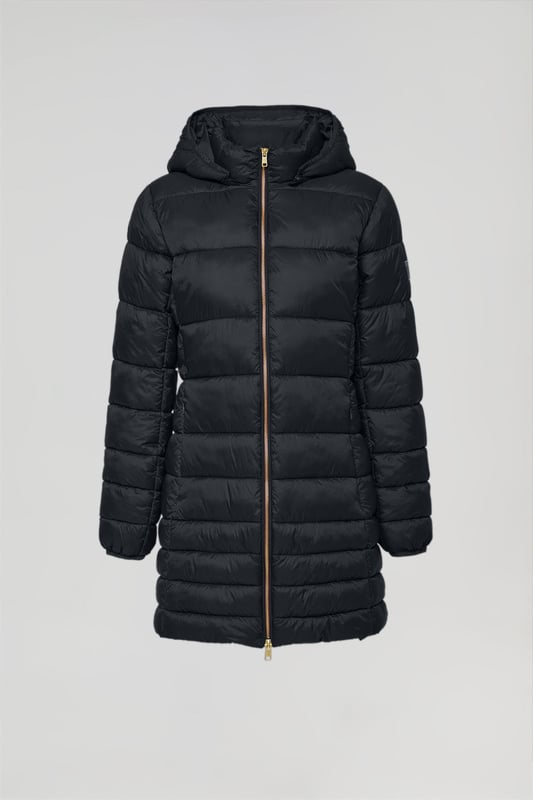Der Mantel Corinne ist Teil unserer Ultralight-Damenkollektion. Dieser gesteppte Mantel mit abnehmbarer Kapuze ist aus recyceltem Polyester hergestellt. Wasserabweisend und mit warmer, ultraleichter Füllung, die zudem umweltfreundlich ist. Er verfügt über einen goldfarbenen Metallreißverschluss auf der Vorderseite mit personalisiertem Polo Club Zipper, zwei Seitentaschen und eine Innentasche mit Reißverschluss. Manschetten und Kapuze mit elastischen Bündchen mit Markenlogo für mehr Anpassungsfähigkeit. Abnehmbare Kapuze. Mit hochauflösendem Polo Club Textiletikett.