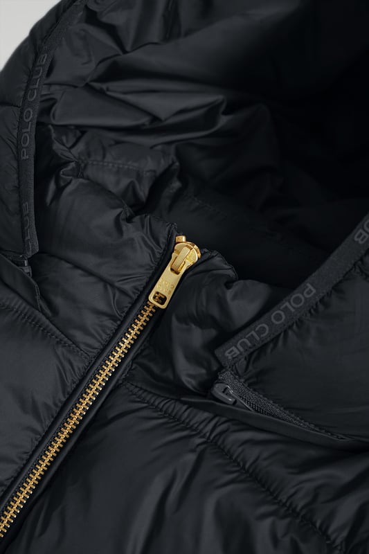 Der Mantel Corinne ist Teil unserer Ultralight-Damenkollektion. Dieser gesteppte Mantel mit abnehmbarer Kapuze ist aus recyceltem Polyester hergestellt. Wasserabweisend und mit warmer, ultraleichter Füllung, die zudem umweltfreundlich ist. Er verfügt über einen goldfarbenen Metallreißverschluss auf der Vorderseite mit personalisiertem Polo Club Zipper, zwei Seitentaschen und eine Innentasche mit Reißverschluss. Manschetten und Kapuze mit elastischen Bündchen mit Markenlogo für mehr Anpassungsfähigkeit. Abnehmbare Kapuze. Mit hochauflösendem Polo Club Textiletikett.