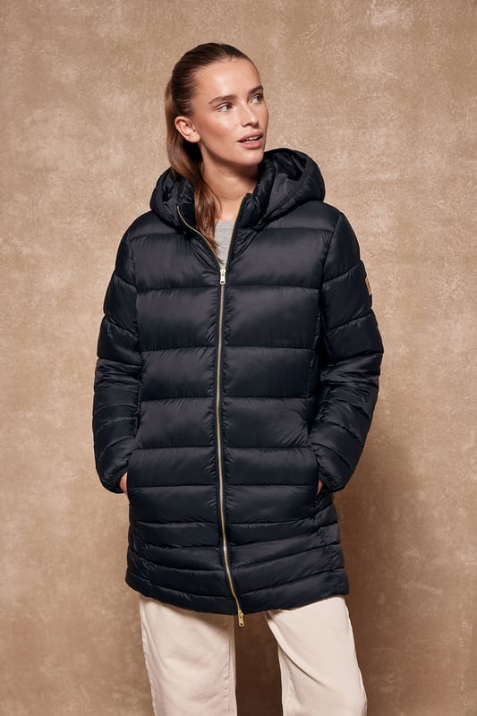Der Mantel Corinne ist Teil unserer Ultralight-Damenkollektion. Dieser gesteppte Mantel mit abnehmbarer Kapuze ist aus recyceltem Polyester hergestellt. Wasserabweisend und mit warmer, ultraleichter Füllung, die zudem umweltfreundlich ist. Er verfügt über einen goldfarbenen Metallreißverschluss auf der Vorderseite mit personalisiertem Polo Club Zipper, zwei Seitentaschen und eine Innentasche mit Reißverschluss. Manschetten und Kapuze mit elastischen Bündchen mit Markenlogo für mehr Anpassungsfähigkeit. Abnehmbare Kapuze. Mit hochauflösendem Polo Club Textiletikett.