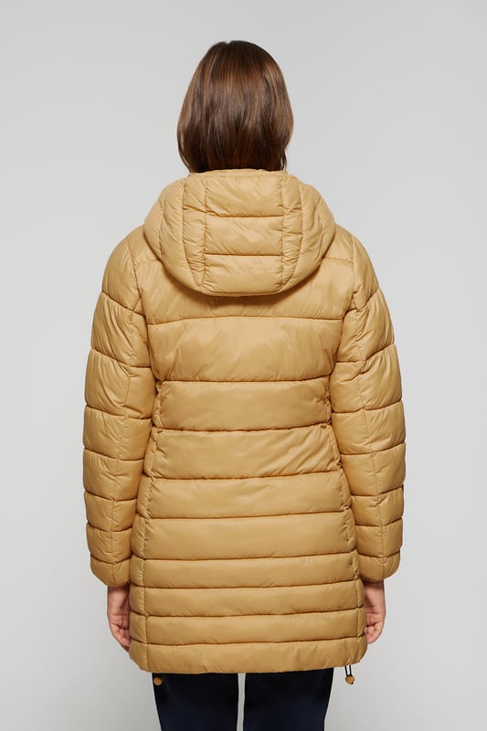 Der Mantel Corinne ist Teil unserer Ultralight-Damenkollektion. Dieser gesteppte Mantel mit abnehmbarer Kapuze ist aus recyceltem Polyester hergestellt. Wasserabweisend und mit warmer, ultraleichter Füllung, die zudem umweltfreundlich ist. Er verfügt über einen goldfarbenen Metallreißverschluss auf der Vorderseite mit personalisiertem Polo Club Zipper, zwei Seitentaschen und eine Innentasche mit Reißverschluss. Manschetten und Kapuze mit elastischen Bündchen mit Markenlogo für mehr Anpassungsfähigkeit. Abnehmbare Kapuze. Mit hochauflösendem Polo Club Textiletikett.