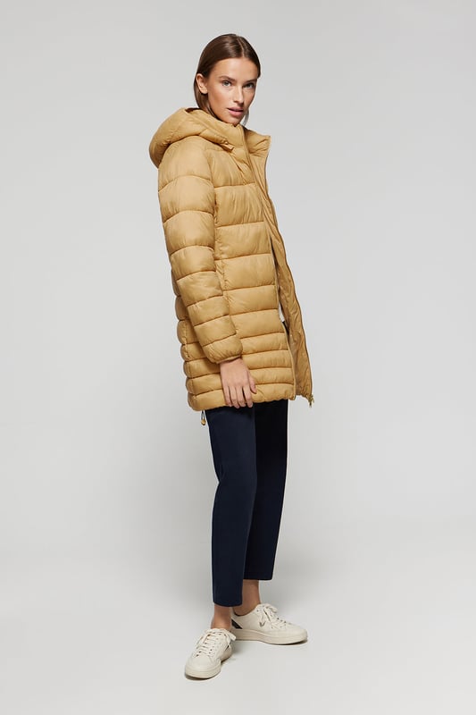 Der Mantel Corinne ist Teil unserer Ultralight-Damenkollektion. Dieser gesteppte Mantel mit abnehmbarer Kapuze ist aus recyceltem Polyester hergestellt. Wasserabweisend und mit warmer, ultraleichter Füllung, die zudem umweltfreundlich ist. Er verfügt über einen goldfarbenen Metallreißverschluss auf der Vorderseite mit personalisiertem Polo Club Zipper, zwei Seitentaschen und eine Innentasche mit Reißverschluss. Manschetten und Kapuze mit elastischen Bündchen mit Markenlogo für mehr Anpassungsfähigkeit. Abnehmbare Kapuze. Mit hochauflösendem Polo Club Textiletikett.