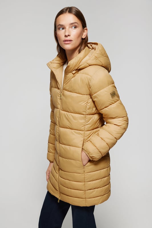 Der Mantel Corinne ist Teil unserer Ultralight-Damenkollektion. Dieser gesteppte Mantel mit abnehmbarer Kapuze ist aus recyceltem Polyester hergestellt. Wasserabweisend und mit warmer, ultraleichter Füllung, die zudem umweltfreundlich ist. Er verfügt über einen goldfarbenen Metallreißverschluss auf der Vorderseite mit personalisiertem Polo Club Zipper, zwei Seitentaschen und eine Innentasche mit Reißverschluss. Manschetten und Kapuze mit elastischen Bündchen mit Markenlogo für mehr Anpassungsfähigkeit. Abnehmbare Kapuze. Mit hochauflösendem Polo Club Textiletikett.