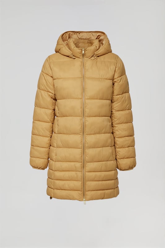 Der Mantel Corinne ist Teil unserer Ultralight-Damenkollektion. Dieser gesteppte Mantel mit abnehmbarer Kapuze ist aus recyceltem Polyester hergestellt. Wasserabweisend und mit warmer, ultraleichter Füllung, die zudem umweltfreundlich ist. Er verfügt über einen goldfarbenen Metallreißverschluss auf der Vorderseite mit personalisiertem Polo Club Zipper, zwei Seitentaschen und eine Innentasche mit Reißverschluss. Manschetten und Kapuze mit elastischen Bündchen mit Markenlogo für mehr Anpassungsfähigkeit. Abnehmbare Kapuze. Mit hochauflösendem Polo Club Textiletikett.