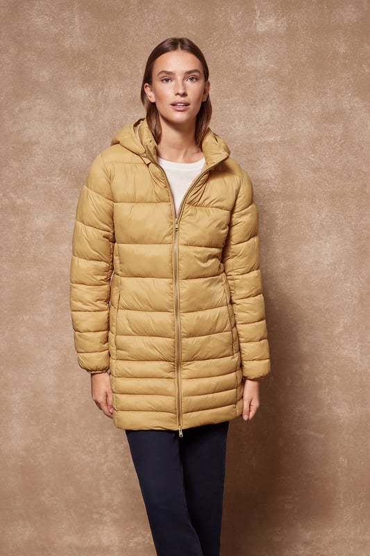 Der Mantel Corinne ist Teil unserer Ultralight-Damenkollektion. Dieser gesteppte Mantel mit abnehmbarer Kapuze ist aus recyceltem Polyester hergestellt. Wasserabweisend und mit warmer, ultraleichter Füllung, die zudem umweltfreundlich ist. Er verfügt über einen goldfarbenen Metallreißverschluss auf der Vorderseite mit personalisiertem Polo Club Zipper, zwei Seitentaschen und eine Innentasche mit Reißverschluss. Manschetten und Kapuze mit elastischen Bündchen mit Markenlogo für mehr Anpassungsfähigkeit. Abnehmbare Kapuze. Mit hochauflösendem Polo Club Textiletikett.
