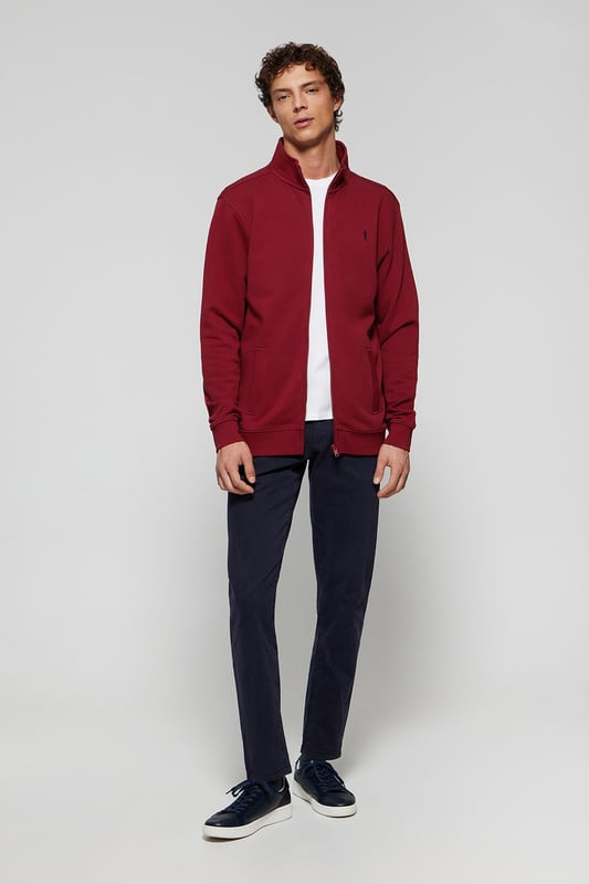 Polo Club setzt weiterhin auf Kleidungsstücke, wie das Sweatshirt mit Reißverschluss im sportlichen Stil. Dieses Sweatshirt ist aus Baumwolle hergestellt, die Innenseite ist nicht aufgeraut. Ideal in Kombination mit einer Jogginghose, Jeanshose oder Chinohose. Hoher Kragen. Reißverschluss an der Vorderseite. Zwei Vordertaschen. Bund und Manschetten gerippt. Rigby Go-Stickerei auf der linken Brustseite.