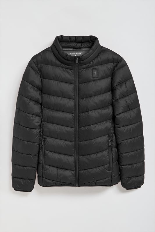 Unsere Ultralight-Herrenjacke Chase zeichnet sich durch ein modernes und funktionelles Design aus. Die leichte Steppung wärmt, ohne den Komfort zu beeinträchtigen. Sie ist ohne Kapuze und mit Reißverschluss ausgestattet und verfügt über zwei Seitentaschen und eine Innentasche mit Reißverschluss für zusätzliche Funktionalität. Das Kleidungsstück ist wasserabweisend, jedoch nicht völlig wasserdicht, was es zu einer perfekten Wahl für eine Vielzahl von Wetterbedingungen macht. Unser neuer gummierter, farblich angepasster Rigby Go Aufnäher auf der Brust, die schrägen Einsätze und das Futter in Kontrastfarbe machen dieses Kleidungsstück zu einem modernen Klassiker.