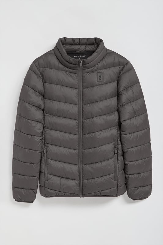 Unsere Ultralight-Herrenjacke Chase zeichnet sich durch ein modernes und funktionelles Design aus. Die leichte Steppung wärmt, ohne den Komfort zu beeinträchtigen. Sie ist ohne Kapuze und mit Reißverschluss ausgestattet und verfügt über zwei Seitentaschen und eine Innentasche mit Reißverschluss für zusätzliche Funktionalität. Das Kleidungsstück ist wasserabweisend, jedoch nicht völlig wasserdicht, was es zu einer perfekten Wahl für eine Vielzahl von Wetterbedingungen macht. Unser neuer gummierter, farblich angepasster Rigby Go Aufnäher auf der Brust, die schrägen Einsätze und das Futter in Kontrastfarbe machen dieses Kleidungsstück zu einem modernen Klassiker.